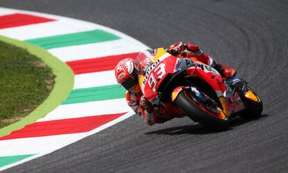 La moto del equipo Repsol Honda conducida por Marc Márquez en el circuito italiano de Mugello.