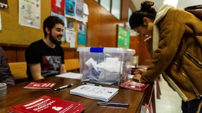 Una estudiante vota en la consulta popular sobre la Monarquía realizada hoy en la Facultad de Medicina de la Universidad Autónoma de Madrid. 