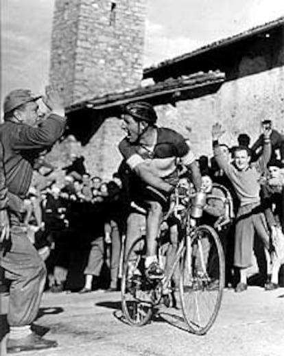 Gino Bartali, jaleado por el público en el Giro de Lombardía de 1952.