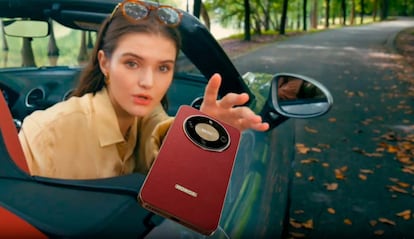 Chica con el nuevo teléfono Honor X9d