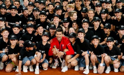 Djokovic posa junto a los recogepelotas del Mutua Madrid Open.