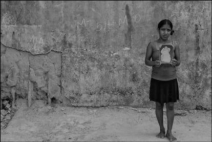 “É só deitar e dormir que a fome passa” Sara de Jesus Lima, 23, interrompe a conversa com a reportagem na área rural de Alto Alegre do Pindaré, vai até o quarto e volta com uma fotografia em mãos. É a imagem do filho, recém-nascido, que morreu no trabalho de parto. A mãe de Samara, 4 anos, está grávida de quatro meses e não recebe o Bolsa Família. “Nunca fui atrás. Nem tirei os documentos”, conta. A família sobrevive do pouco dinheiro que o marido recebe no roçado e da ajuda de vizinhos. Não são poucos os dias em que todos passam fome ou comem apenas uma papa de farinha com água ou um mingau de arroz. Na tarde da última quinta-feira, havia apenas quatro garrafas de água (não filtradas) e uma de limonada na geladeira. Os armários estavam vazios. A família mora em uma casa feita de barro, com teto de palha, mobiliada apenas por duas redes, um colchão de casal sujo apoiado em pedaços de madeira e a geladeira, distribuídos em três cômodos –sala, quarto e cozinha. O banheiro, uma estrutura aberta cercada de palha, fica nos fundos do terreno: é um buraco no chão coberto por uma tampa removível de madeira–uma estrutura bastante comum na área rural da região. Logo ao lado, mora a mãe dela, Terezinha de Jesus Lima, que não sabe a própria idade. Ela, o marido, de 67 anos, e outros dois filhos sobrevivem dos 374 reais que ganham pelo Bolsa Família, mas não tinham conseguido sacar o rendimento do mês porque o dinheiro havia acabado na lotérica, algo que acontece com frequência, segundo os moradores. “Tem dias que o velho pergunta: ‘Minha velha, o que vamos comer hoje?’ Eu falo: ‘Meu velho, é só deitar e dormir que a fome passa. E esperar amanhã por Deus”.