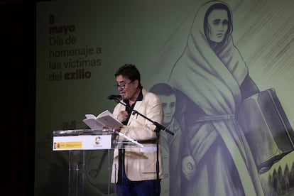 Luis García Montero, poeta y director del Instituto Cervantes, lee un poema durante el acto del homenaje a las victimas del exilio en el centro cultural de Collioure. 