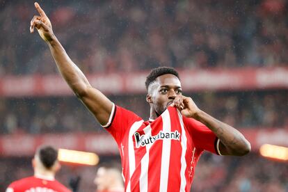 El delantero Iñaki Williams celebra su gol ante el Atlético de Madrid.