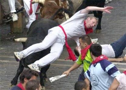 El inglés David Bigging es corneado en el muslo derecho en el tramo del Ayuntamiento.