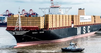 El mayor barco transportador de contenedores, hoy en el puerto de Hamburgo, donde ha sido bautizado.