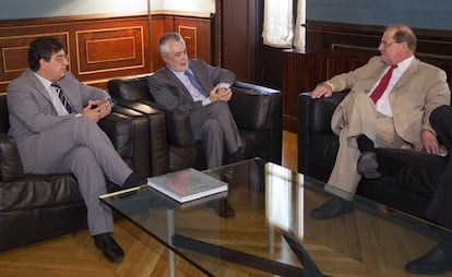 De izquierda a derecha, Valderas, Griñán y el embajador de Venezuela, Bernardo Álvarez.
