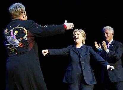 Elton John saluda a Hillary y Bill Clinton durante el concierto.