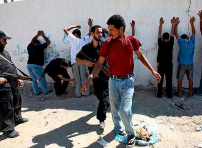 Miembros de las fuerzas policiales de Hamás arrestan a sospechosos durante una redada en busca de armas el sábado en Gaza.