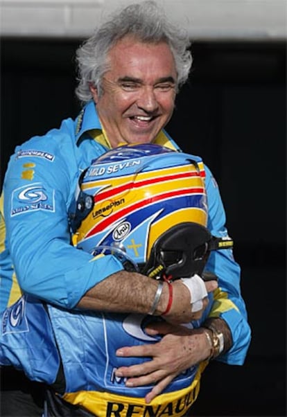 El director del equipo Renault, Flavio Briatore, abraza a Alonso tras la carrera.