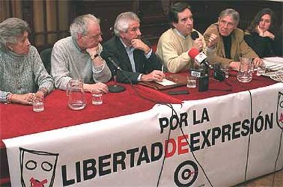 Iñaki Gabilondo, Javier Sádaba y Pilar Bardem, entre otros, en un acto de la Plataforma Cultura contra la Guerra.