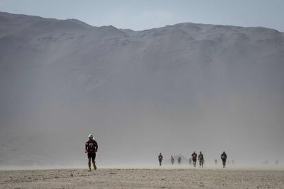 Participantes no deserto peruano durante a quinta etapa da Maratona das Areias, entre Barlovento e Mendieta, no deserto de Ica, em 3 de dezembro de 2017.