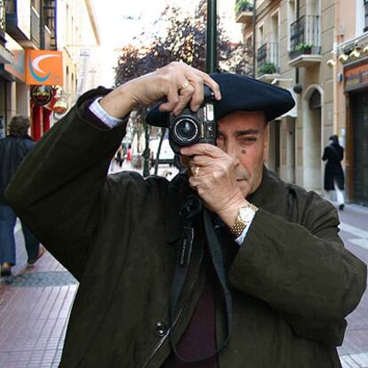 Fotógrafo profesional de toda la vida, le ha cogido el gusto a la fotografía digital una vez jubilado. Acostumbrado a cargar con un bolsa de 30 kilos, ahora su cámara no supera los 200 gramos.