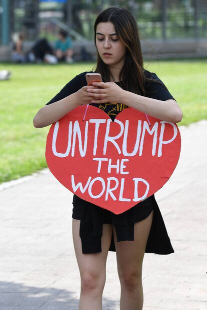 Una joven mira su m&oacute;vil en julio en una protesta contra el G20 en Hamburgo. 