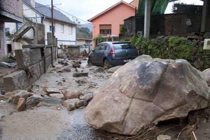 Desprendimientos producidos a consecuencia de las lluvias caídas por este temporal que asola Galicia. En la foto, una avalancha de rocas sepultó un tramo de la N 555 en Redondela.