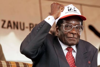 El expresidente de Zimbabue Robert Mugabe, durante un mitin de su partido, el ZANU-PF, en el año 2000.
 
 