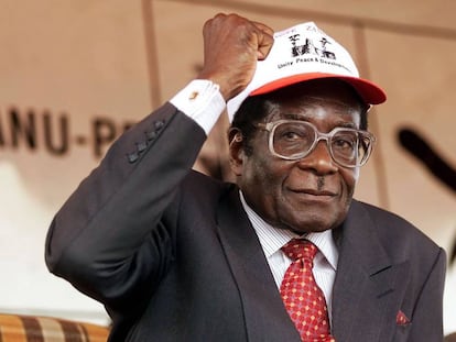 El expresidente de Zimbabue Robert Mugabe, durante un mitin de su partido, el ZANU-PF, en el año 2000.
 
 