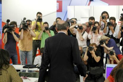 Alfredo Pérez Rubalcaba, durante su comparecencia en la sede nacional del PSOE, para explicar su campaña en las elecciones primarias socialistas.