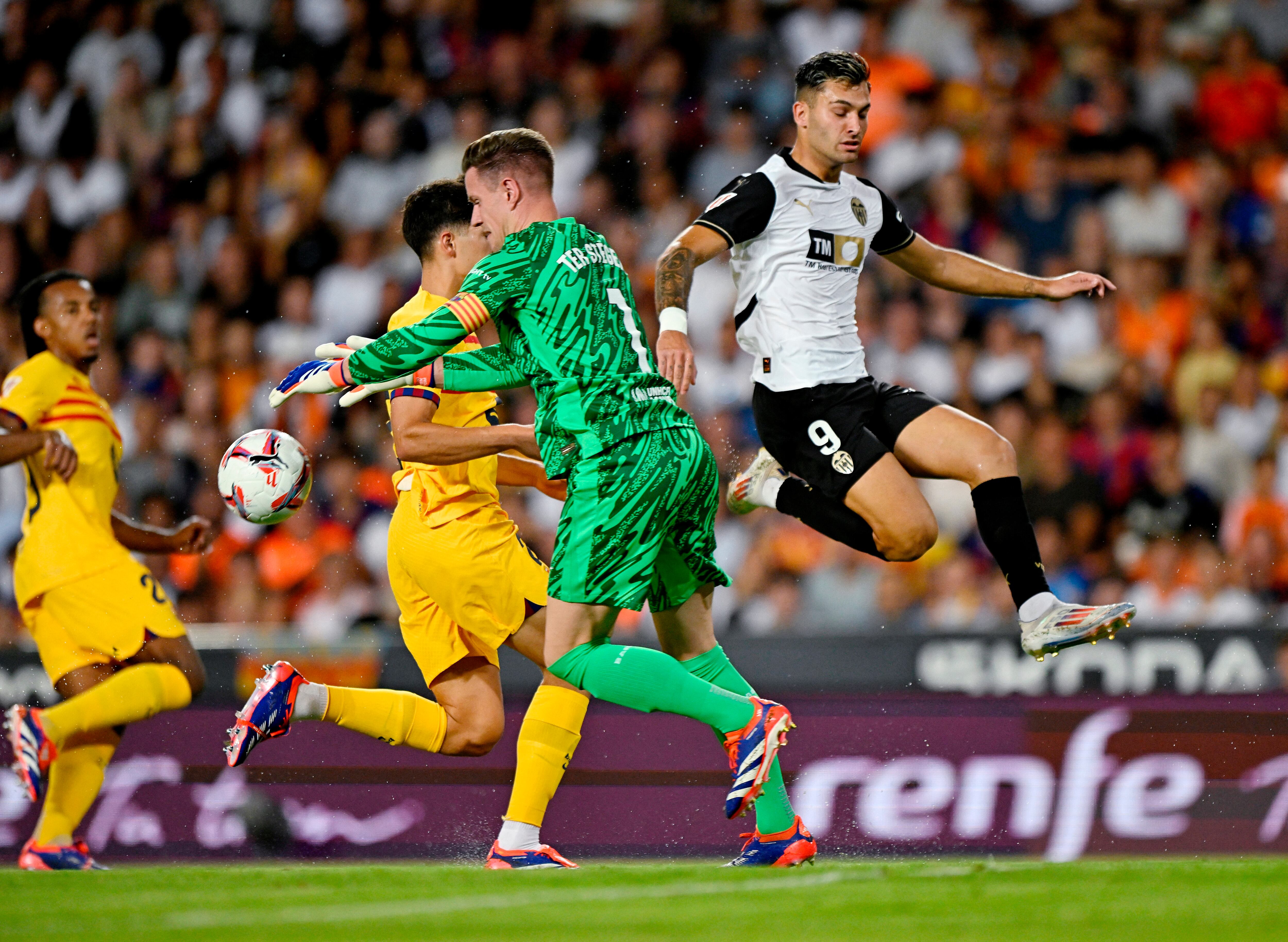 Valencia – Barcelona, en directo | Ambos equipos se reparten las ocasiones de gol en el primer tiempo 