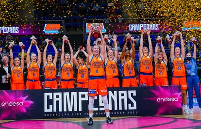 Las jugadoras del Valencia Basket celebran la conquista de la Supercopa. feb