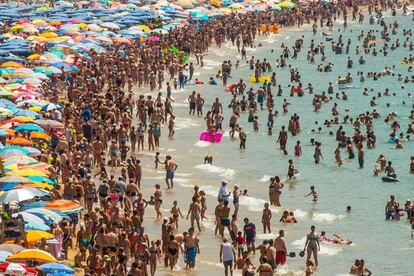 Ambiente en la playa de Levante de Benidorm, España