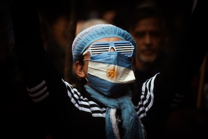 Manifestantes congregados frente al Congreso en Buenos Aires. 