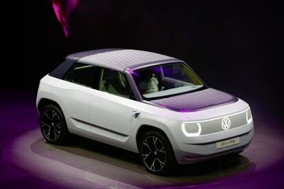 Volkswagen ha presentado un prototipo de crossover eléctrico compacto que vislumbra cómo será el modelo definitivo que aspira a fabricar en la planta de Seat en Martorell (Barcelona) para las marcas Volkswagen, Cupra y Skoda. Seat tiene la ambición de producir más de 500.000 coches eléctricos urbanos en Martorell con el fin de liderar la electrificación de la industria de la automoción española.