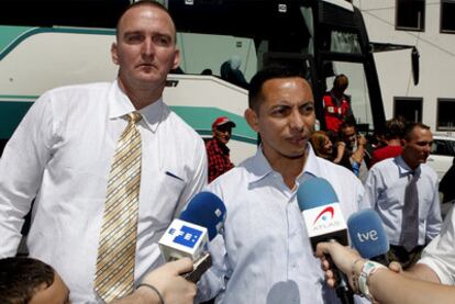 Los presos cubanos liberados Mijail Bárzaga y Luis Milán atienden a la prensa en Madrid.