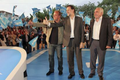 Rajoy, en Mérida, con los candidatos José Antonio Monago (izquierda) y Pedro Acedo.