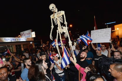 El barrio cubano de Miami, conocido como Pequeña Habana ha vivido momentos de alegría y celebración desde primera hora del conocimiento del fallecimiento de Fidel Castro.