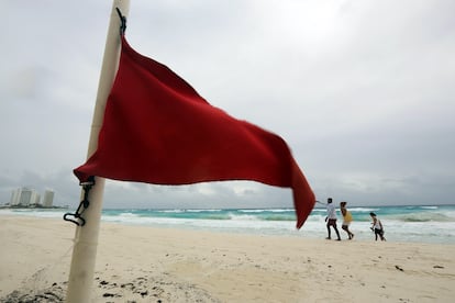 La gobernadora de Quintana Roo, Mara Lezama, ha dicho por la mañana que la declaratoria de alerta es para los municipios de Benito Juárez, Isla Mujeres, Lázaro Cárdenas, Puerto Morelos y Cozumel, donde se prevé que el temporal toque tierra en las próximas horas.