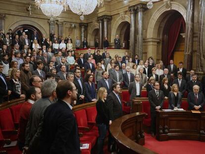 Minut de silenci en commemoració de les víctimes de l'atemptat de Tunis, al Parlament de Catalunya.