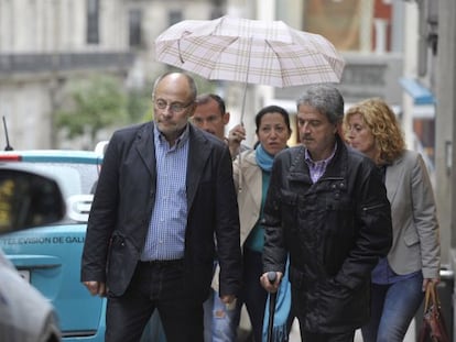 Francisco Rodr&iacute;guez (izquierda) con sus colaboradores antes de la reuni&oacute;n del PSOE local. 