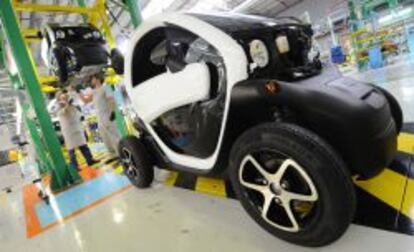 Empleados en la factoría de Renault en Valladolid ensamblado un modelo del electrico Twizy.