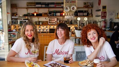 De izquierda a derecha, Lisi Linder, Lorena Lomar y Marta Belenguer, dueñas de Merinas Bar, posan en su local en Carabanchel, Madrid.