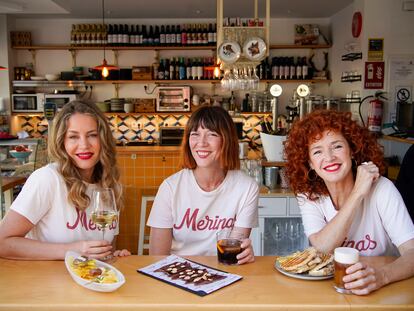 De izquierda a derecha, Lisi Linder, Lorena Lomar y Marta Belenguer, dueñas de Merinas Bar, posan en su local en Carabanchel, Madrid.