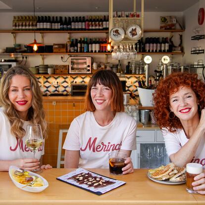 De izquierda a derecha, Lisi Linder, Lorena Lomar y Marta Belenguer, dueñas de Merinas Bar, posan en su local en Carabanchel, Madrid.