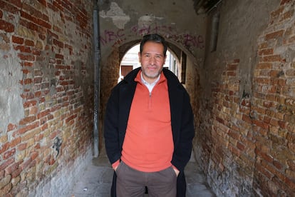 El escritor colombiano Sergio Álvarez, en Venecia en marzo de 2015.