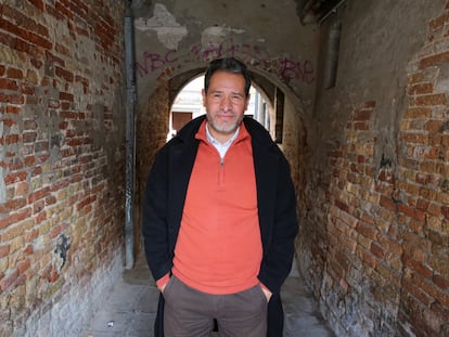 El escritor colombiano Sergio Álvarez, en Venecia en marzo de 2015.
