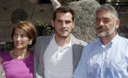 Iker Casillas, con sus padres María del Carmen y José Luis.
