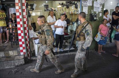 O Bope, batalhão especial da polícia militar, entra na Rocinha para tentar frear os tiroteios entre facções