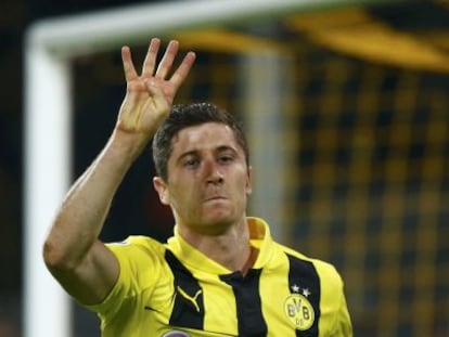 Lewandowski celebra el cuarto gol del Dortmund ante el Real Madrid en las semifinales del a&ntilde;o pasado.  