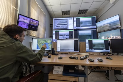 Policas fronterizos griegos monitorizan la entrada de migrantes, en una imagen de archivo.