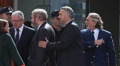 Francisco Correa (derecha) junto con otros procesados y abogados del 'caso Gürtel'.
