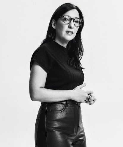 Ruiz de Azúa lleva top de punto negro de SPORTMAX, pantalón de cuero de WEEKEND MAX MARA y anillos 
de SUSMIE’S. Las gafas de ver son suyas.