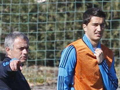 Mourinho da instrucciones a Sahin durante un entrenamiento.