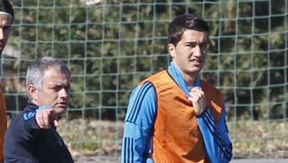 Mourinho da instrucciones a Sahin durante un entrenamiento.