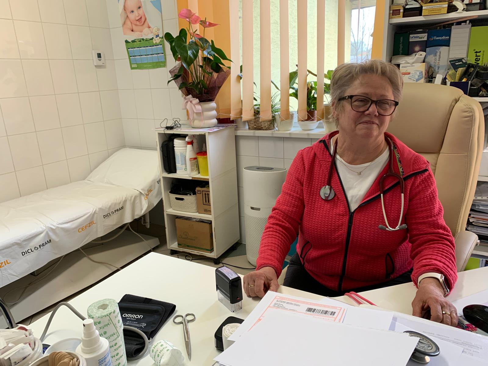 La doctora Hajnalka Kokrehel, en su consoltorio en Bócsa, este martes.