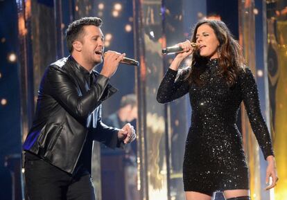 Luke Bryan (i) fue el ganador del premio al mejor artista masculino de música country. En la imagen, actúa junto a la cantante Karen Fairchild.