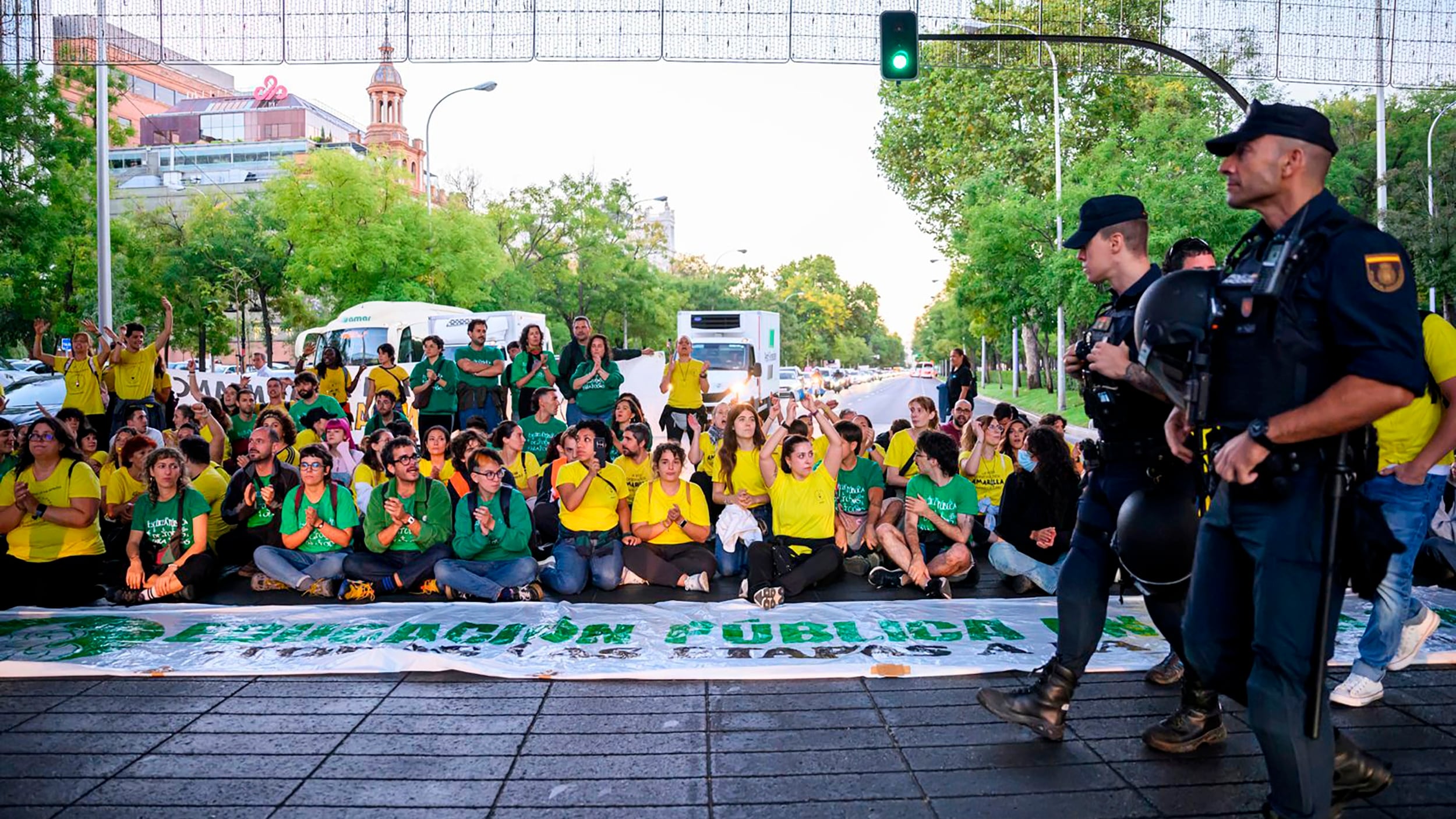 Alt seguiment, càntics contra Ayuso i càrregues en la primera jornada de vaga del professorat a Madrid